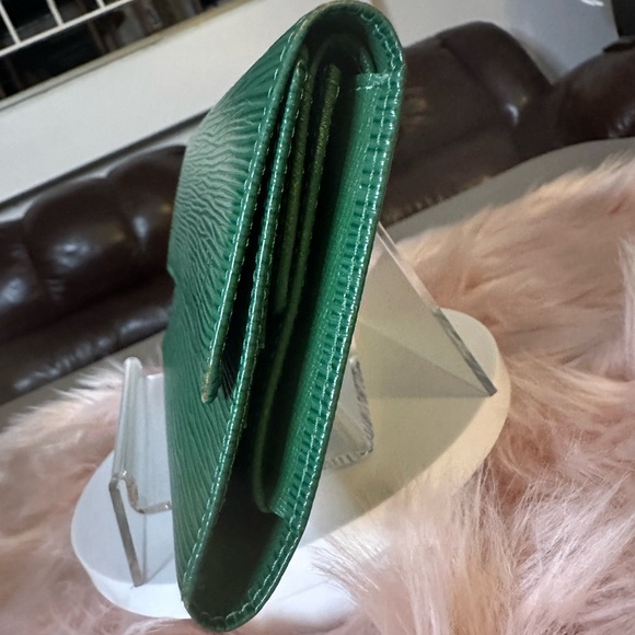 Louis Vuitton Green Sarah Epi Wallet - Picture 11 of 13